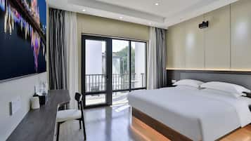 Perhestudiosviitti, patio | 2 makuuhuonetta, työpöytä, kannettavalle tietokoneelle sopiva työtila