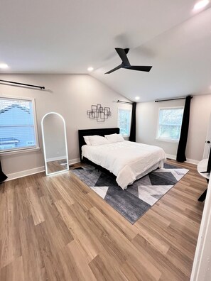 4 عدّة غرف نوم وواي فاي وملاءات أسرّة