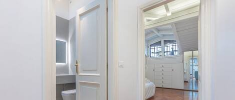 1 dormitori, planxa i posts de planxar i wifi