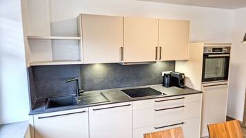 Kühlschrank, Ofen, Geschirrspüler, Kochgeschirr/Geschirr/Besteck