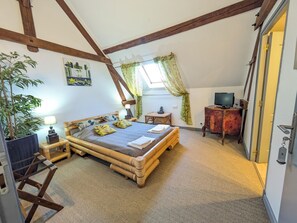 6 bedrooms, desk, iron/ironing board, travel cot