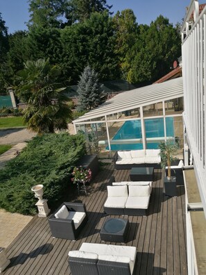 Terrace/patio - Château de Quesmy - Gîte de la Piscine (Quesmy (60640))