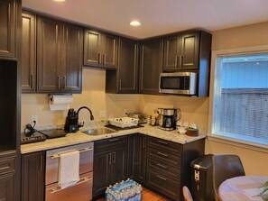 Mikrobølgeovn og kjøkkenutstyr