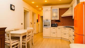 Réfrigérateur, four, plaque de cuisson, lave-vaisselle