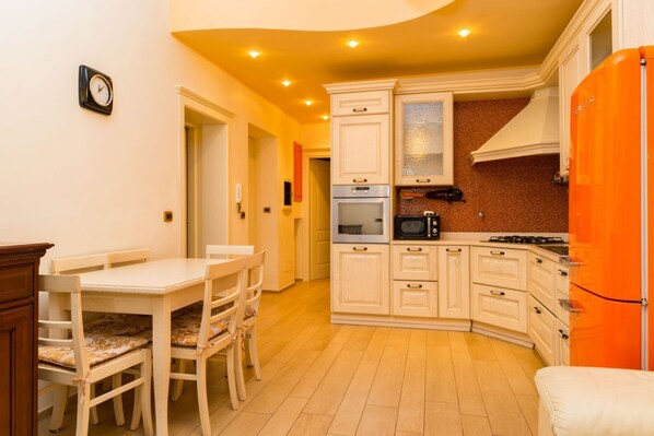 Fridge, oven, stovetop, dishwasher