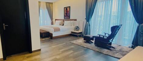 Familienapartment, Balkon, Stadtblick | 2 Schlafzimmer, Schreibtisch, laptopgeeigneter Arbeitsplatz