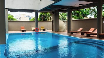 Bar en milieu de piscine