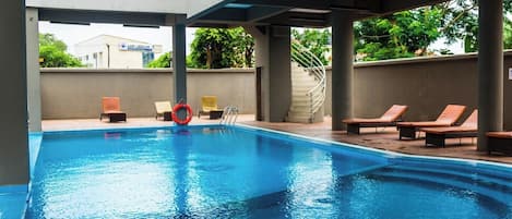 Bar im Pool