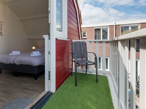 2 bedrooms, desk, Internet