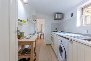 Fogão, cooktop, talheres/pratos/utensílios de cozinha