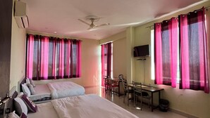 Ein Hotelzimmer mit einem großen Bett, einem Schreibtisch und einem Stuhl.