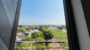 Blick aus einem Fenster mit Metallrahmen und weißer Decke.
