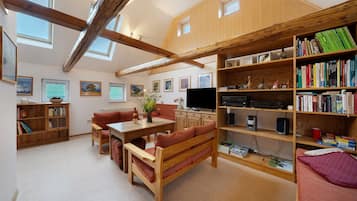 Fernseher, DVD-Player, Tischtennisplatte, Stereoanlage