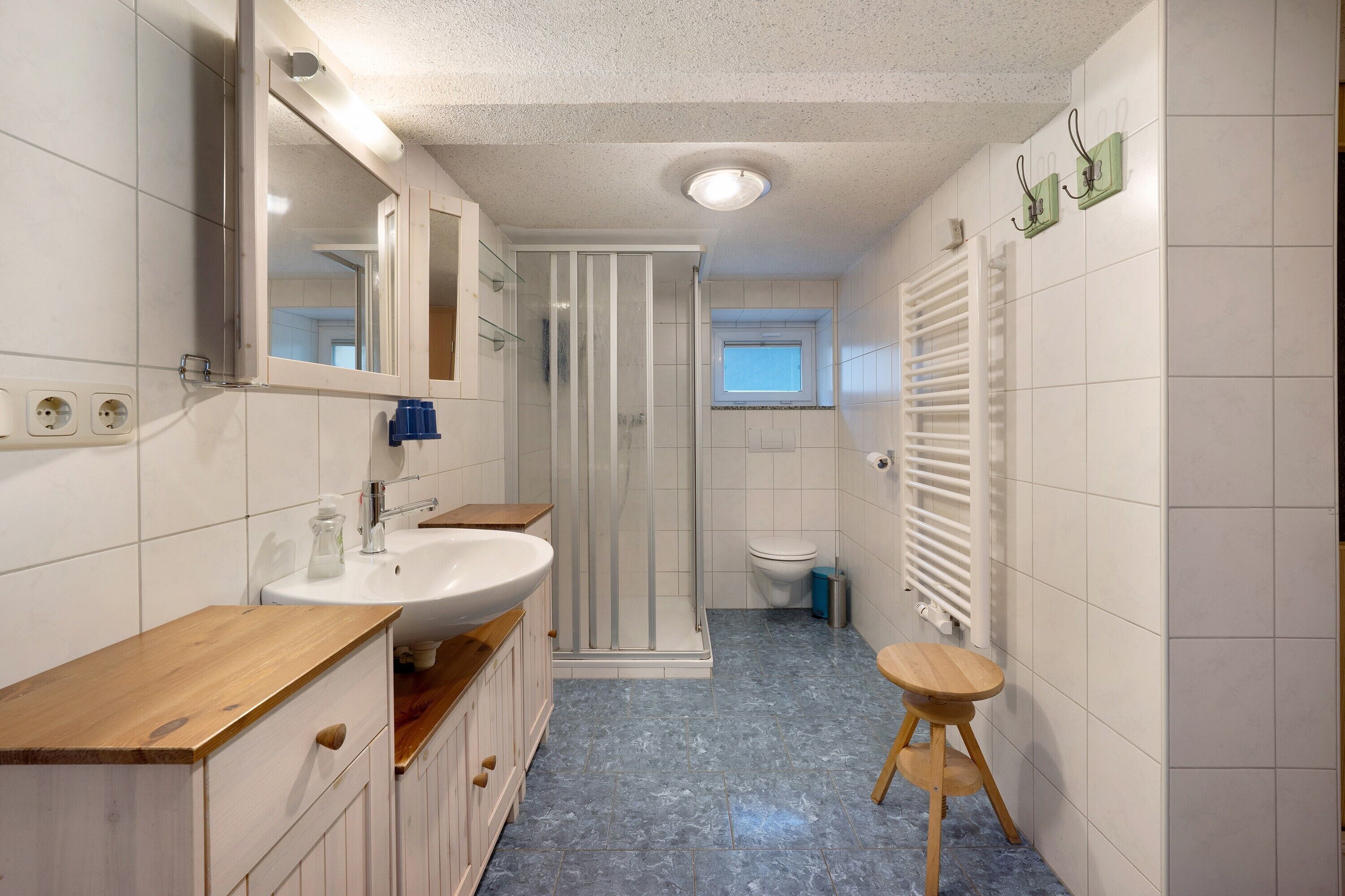 Een douche, handdoeken