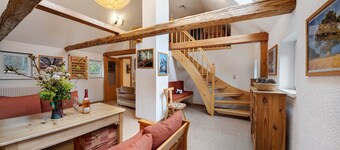 Holiday Apartment 'Grünes Haus' with Mountain View, Private Terrace, and Wi-Fi