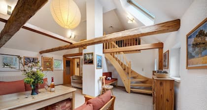 Holiday Apartment 'Grünes Haus' with Mountain View, Private Terrace, and Wi-Fi