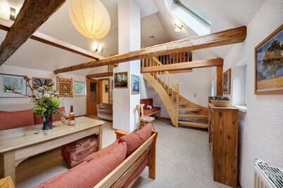 Holiday Apartment 'Grünes Haus' with Mountain View, Private Terrace, and Wi-Fi