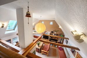 Tv, dvd-afspiller, bordtennisbord, stereoanlæg