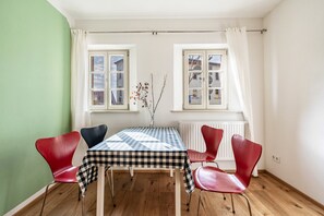 Dining - Apartment '2 Zimmer Erdgeschoß' with Shared Terrace, Shared Garden and Wi-Fi (Dresden)