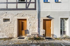 Outdoor dining - Apartment '2 Zimmer Erdgeschoß' with Shared Terrace, Shared Garden and Wi-Fi (Dresden)