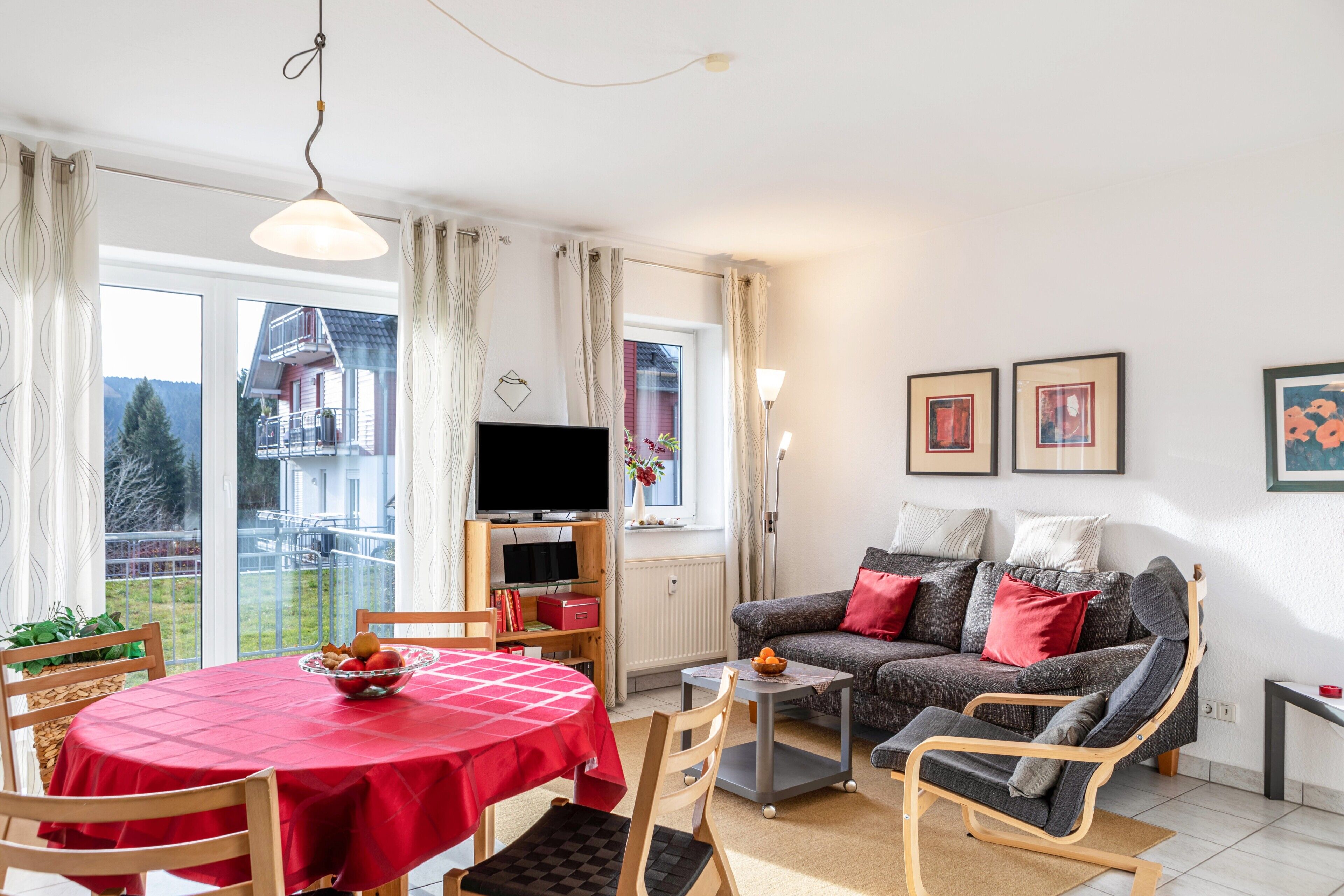 Una televisión, un reproductor estéreo