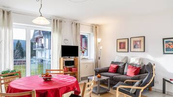 Una televisión, un reproductor estéreo