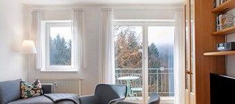Appartamento 'Tannenblick 6-2' con vista sulle montagne, balcone e Wi-Fi