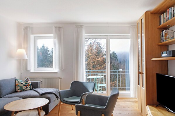 TV, stereo - Apartment 'Tannenblick 6-2' with Mountain View, Balcony and Wi-Fi (Oberhof)
