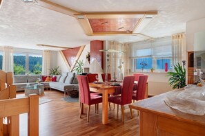 Dining - Holiday Home 'Am Kussenhof' with Mountain View, Balcony and Wi-Fi (Furtwangen im Schwarzwald)