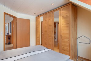 5 makuuhuonetta, silitysrauta/-lauta, ilmainen Wi-Fi, vuodevaatteet