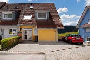Exterior - Holiday Home 'Am Kussenhof' with Mountain View, Balcony and Wi-Fi (Furtwangen im Schwarzwald)