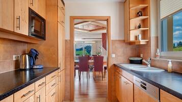 Jääkaappi, mikroaaltouuni, uuni, liesi