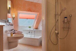 Shower, hair dryer, towels - Holiday Home 'Am Kussenhof' with Mountain View, Balcony and Wi-Fi (Furtwangen im Schwarzwald)