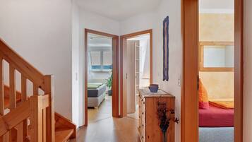 5 bedrooms, iron/ironing board, free WiFi, bed sheets