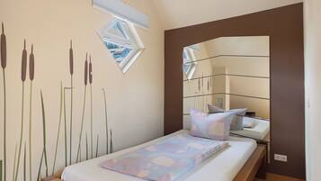 5 bedrooms, iron/ironing board, free WiFi, bed sheets