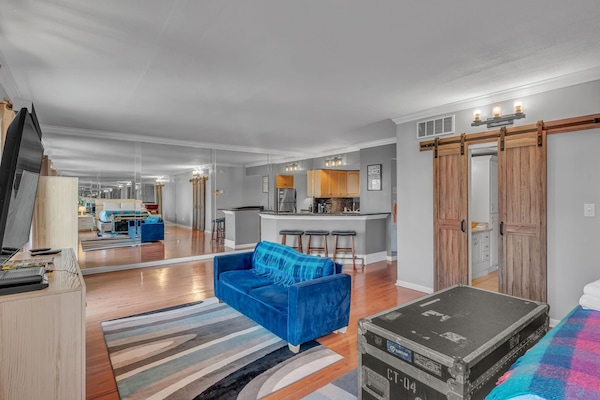 Signature Studio, 1 Queen Bed with Sofa bed, Pool Access | Living area | 50-inch Smart TV with digital channels, Netflix, streaming services