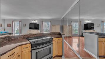 Studio Khas, 1 Tempat Tidur Queen dengan tempat tidur Sofa, akses ke kolam renang | Dapur pribadi | Lemari es, microwave, oven, dan kompor