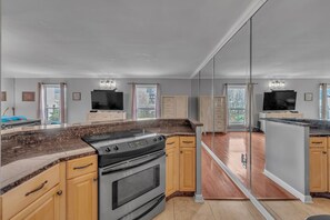 Signature Studio, 1 Queen Bed with Sofa bed, Pool Access | Private kitchen | Fridge, microwave, oven, stovetop - Honky Tonk Angels Suite (Nashville)