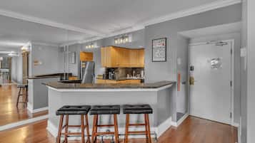 Signature Studio, 1 Queen Bed with Sofa bed, Pool Access | In-room dining