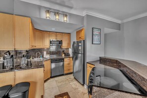 Signature Studio, 1 Queen Bed with Sofa bed, Pool Access | Private kitchen | Fridge, microwave, oven, stovetop - Honky Tonk Angels Suite (Nashville)
