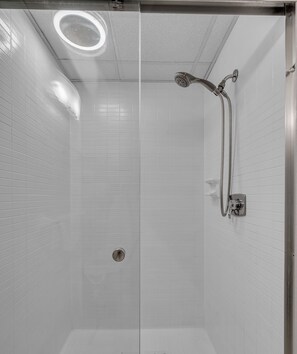 Signature Studio, 1 Queen Bed with Sofa bed, Pool Access | Bathroom - Honky Tonk Angels Suite (Nashville)