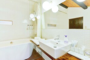 Haartrockner, Bidet, Handtücher, Seife