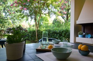 Outdoor dining - Modern apartment in a prestigious complex with pool by Beahost Rentals (Bibione)