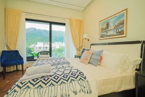 5 habitaciones, escritorio, tabla de planchar con plancha y wifi