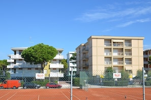 Guests can enjoy a balcony and access to a tennis court.