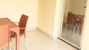Chambre, 1 chambre, accessible aux personnes à mobilité réduite, patio | Salle à manger