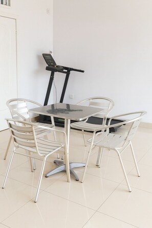 Chambre, 1 chambre, accessible aux personnes à mobilité réduite, patio | Salle à manger
