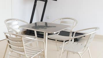 Chambre, 1 chambre, accessible aux personnes à mobilité réduite, patio | Salle à manger