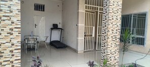 Quarto, 1 quarto, acessível, varanda | Opções para refeição ao ar livre