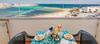 Vue imprenable sur la mer - Appartement d'une chambre en premiÚre ligne de la plage de Scoglio Lungo.Découvrez votre oasis de tranquillité à Porto Torres, dans un appartement d'une chambre avec une vue imprenable sur la mer du golfe de l'Asinara. Sit